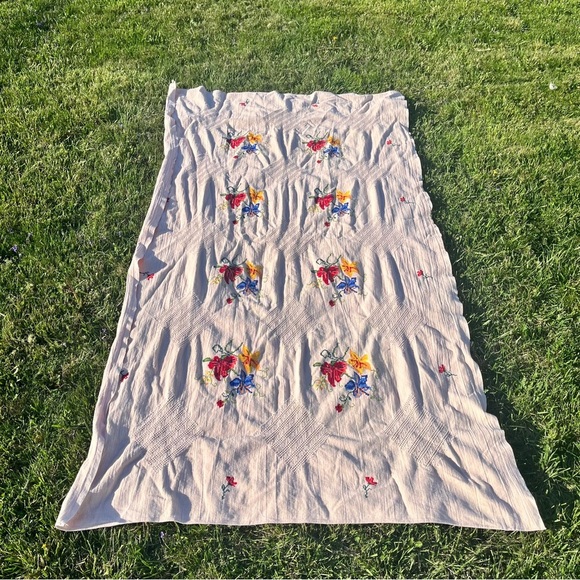 Vtg Beige Handmade Cross Stich Blue Yellow Red Flowers Linen Table Cloth 54x94” - Picture 9 of 12